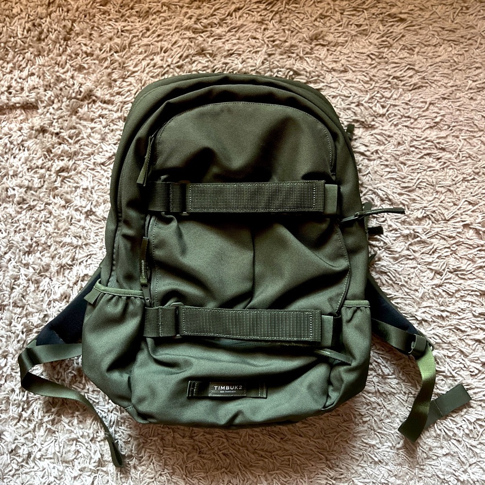 Timbuktu2 Vert backpack in green. Very clean and excellent condition